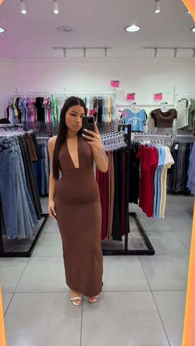 Vestido Suplex Com Decote no Peito e Amarração no Pescoço Marrom - foto 1