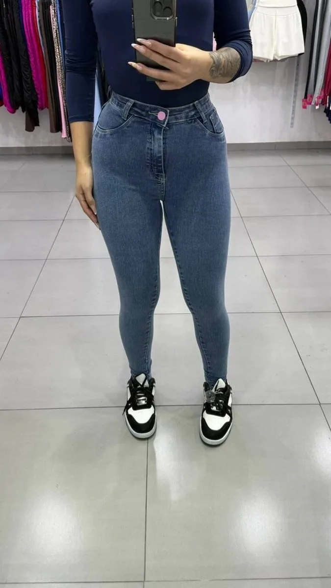 Calça Jeans Sal e Pimenta Lavagem Escura Bordado Rosa Com Botão Rosa - foto 1