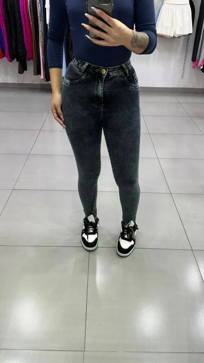 Calça Jeans Sal e Pimenta Lavagem Escura Bordado Bége Com Botão Dourado - foto 1