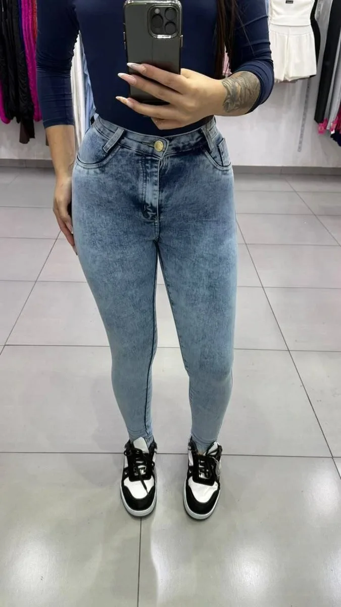 Calça Jeans Sal e Pimenta Lavagem Clara Bordado Bége Com Botão Dourado - foto 1