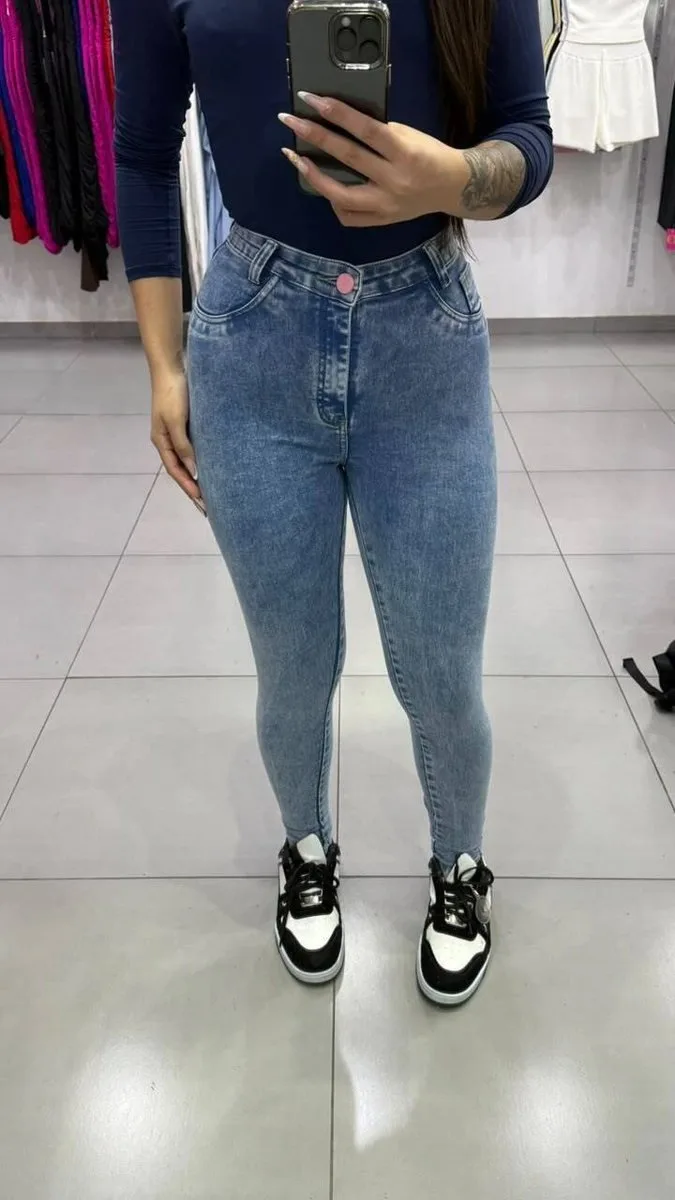Calça Jeans Sal e Pimenta Lavagem Clara Bordado Rosa Com Botão Rosa - foto 1