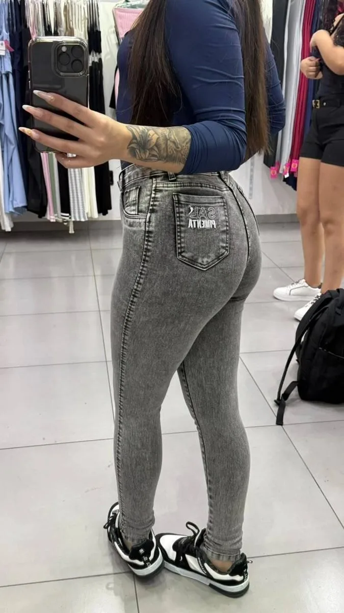 Calça Jeans Sal e Pimenta Lavagem Grafite Com Escrita Branca e Botão Braco - foto 2
