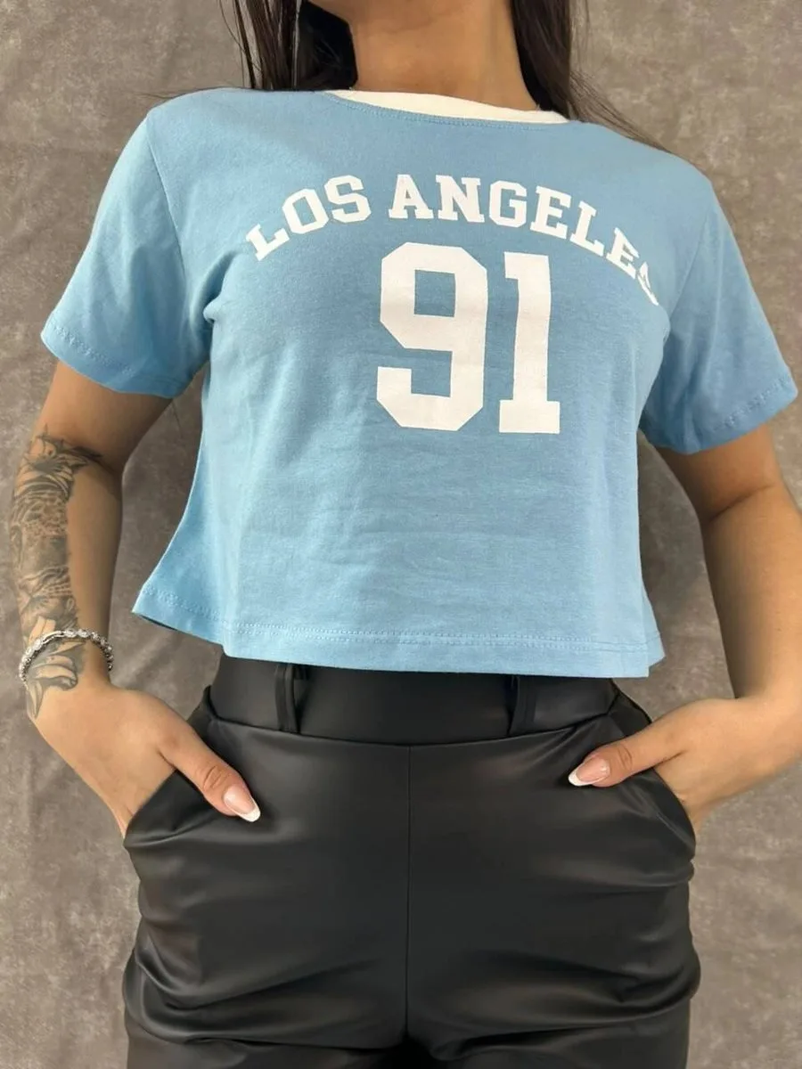 T-shirt Curta Los Angeles Azul Com Escrita Branca e Gola Branca - foto 1