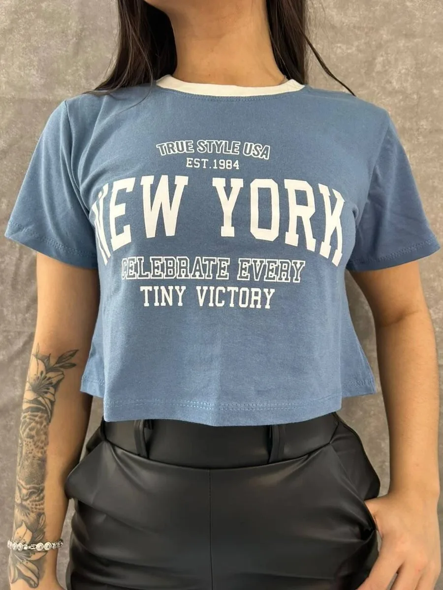 T-shirt Curta New York Azul Escuro Com Escrita Branca e Gola Branca - foto 1