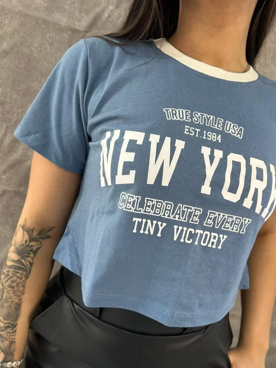 T-shirt Curta New York Azul Escuro Com Escrita Branca e Gola Branca - foto 2