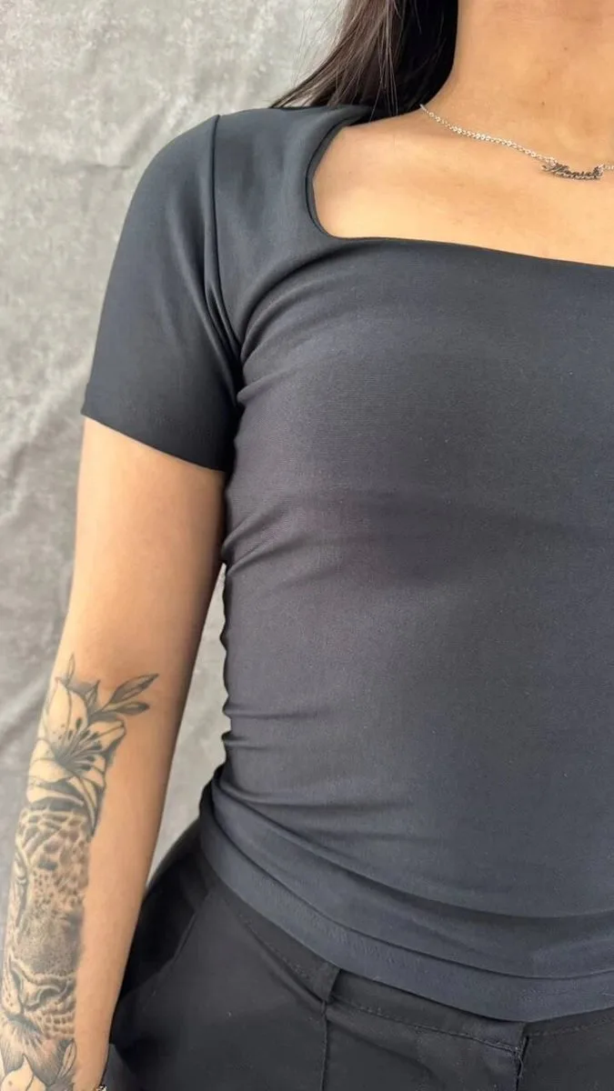 Blusa Gola Quadrada em Suplex Preta - foto 2
