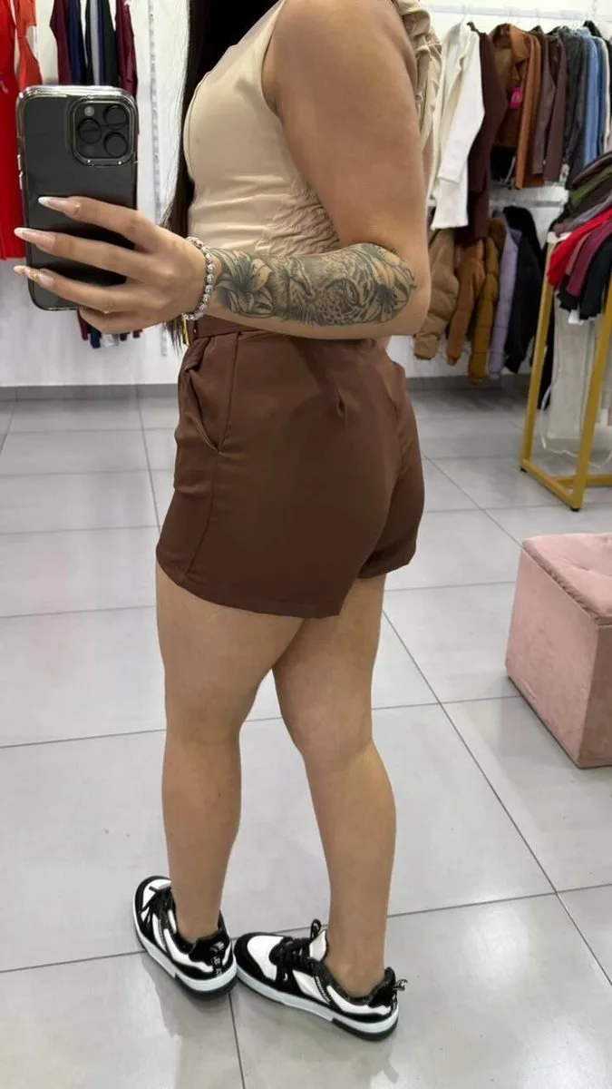 Short Alfaiataria Com Bolsos Nas Laterais e Acompanha Cinto Com Detalhes Dourados Marrom - foto 2