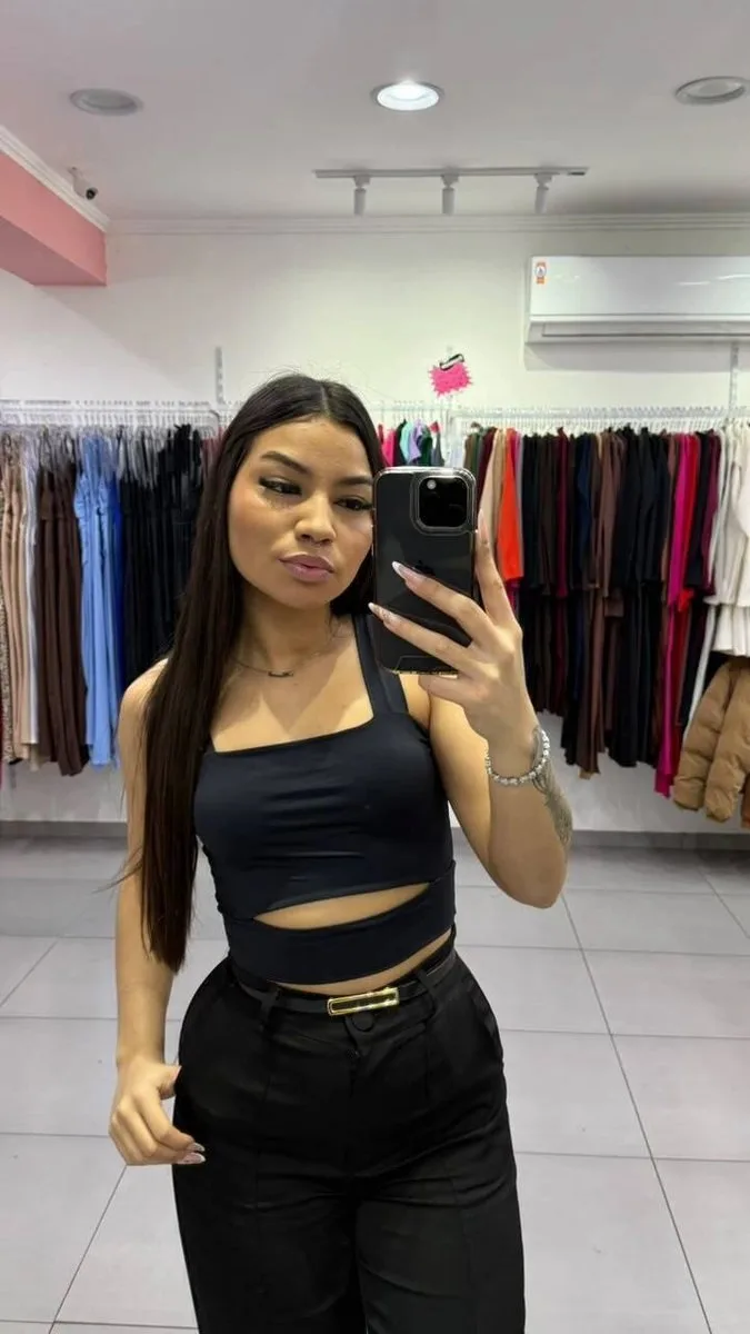 Cropped Poliamida Alcinha Com Recorte Na Barriga Gola Quadrada Preto - foto 1
