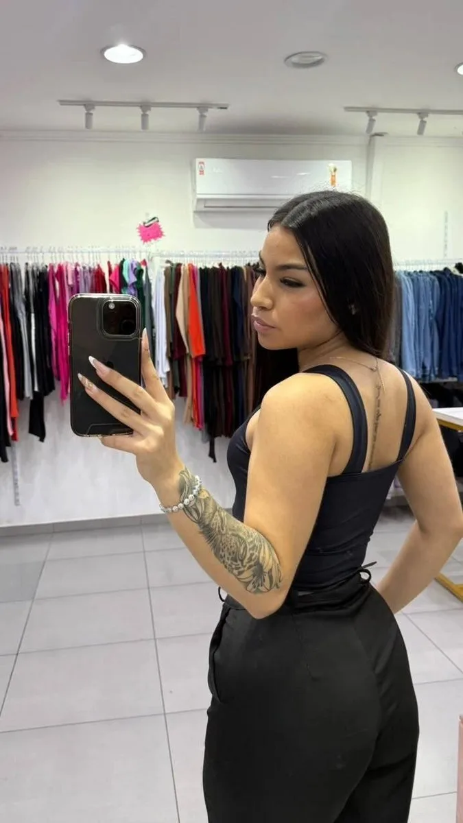 Cropped Poliamida Alcinha Com Recorte Na Barriga Gola Quadrada Preto - foto 2