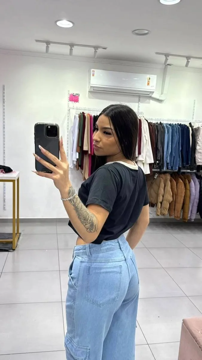 T-shirt Curta Brooklyn Preta Com Escrita Branca e Gola Branca - foto 2