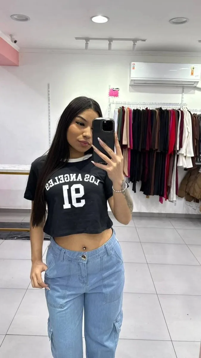 T-shirt Curta Los Angeles Preto Com Escrita Branca e Gola Branca - foto 1