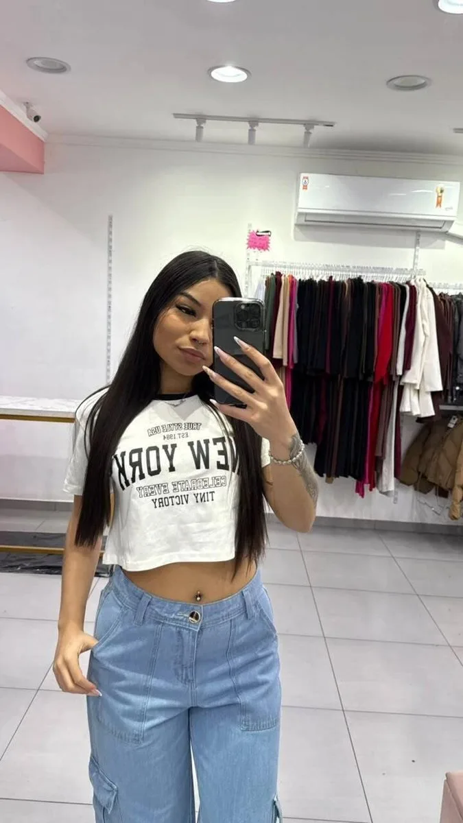T-shirt Curta New York Branca Com Escrita Preto e Gola Preto - foto 1