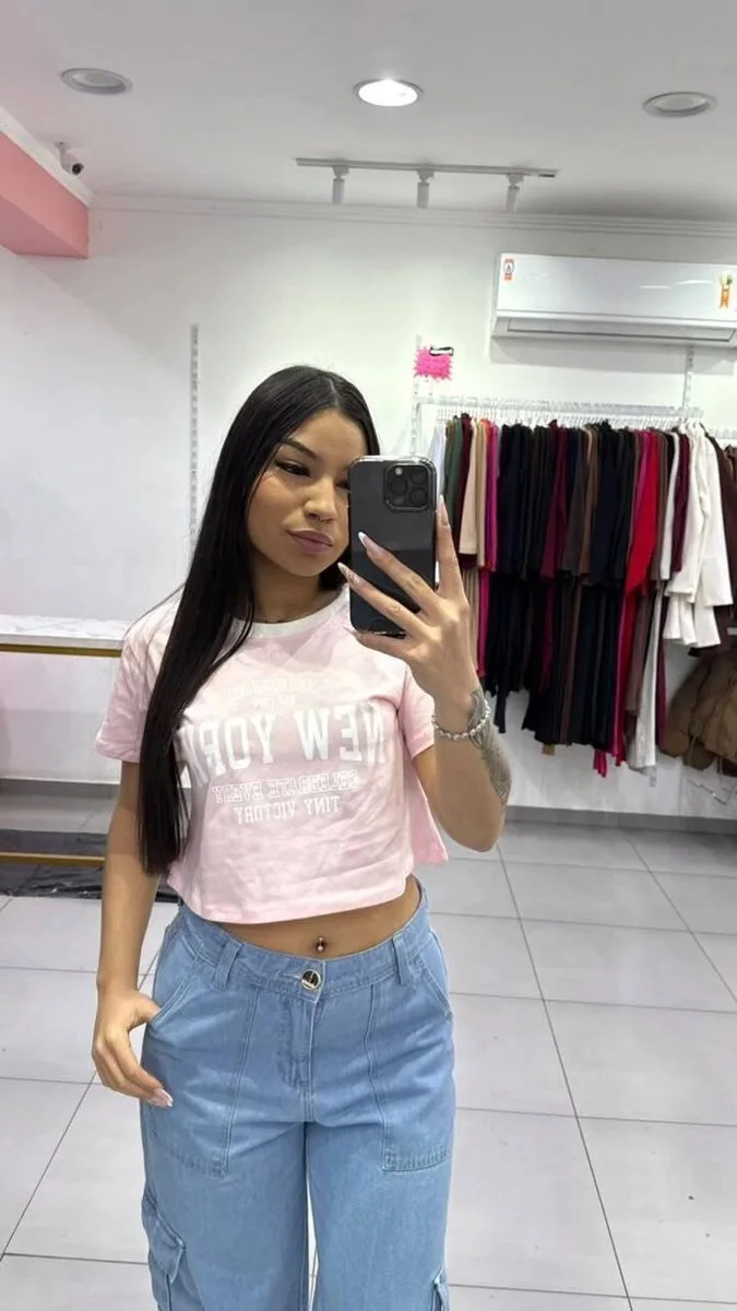 T-shirt Curta New York Rosa Com Escrita Branca e Gola Branca - foto 1