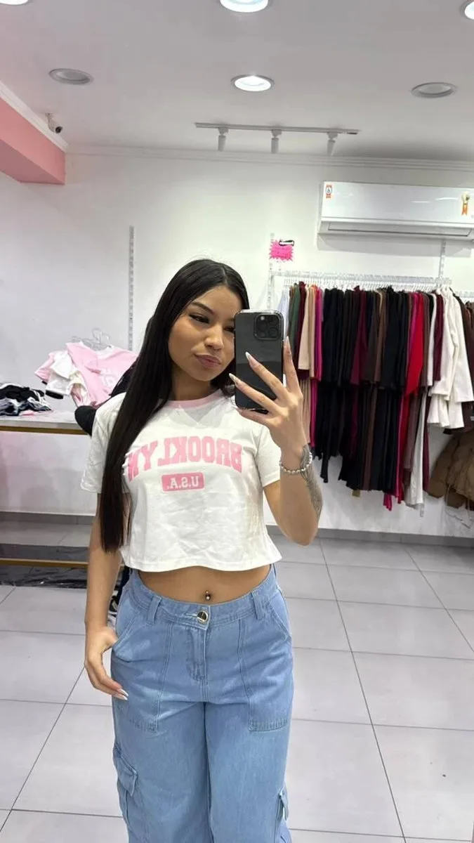 T-shirt Curta New York Branca Com Escrita Rosa e Gola Rosa - foto 1