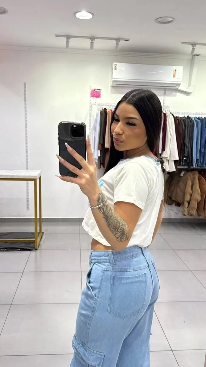 T-shirt Curta New York Branca Com Escrita Azul e Gola Azul - foto 2