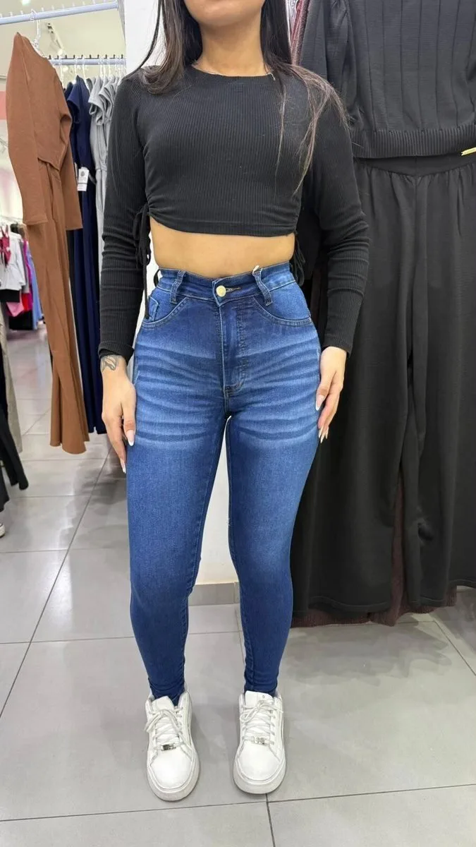 Calça Jeans Sal e Pimenta Lavagem Escura Com a Frente Mais Clara Bordado Nude e Botão Dourado - foto 1