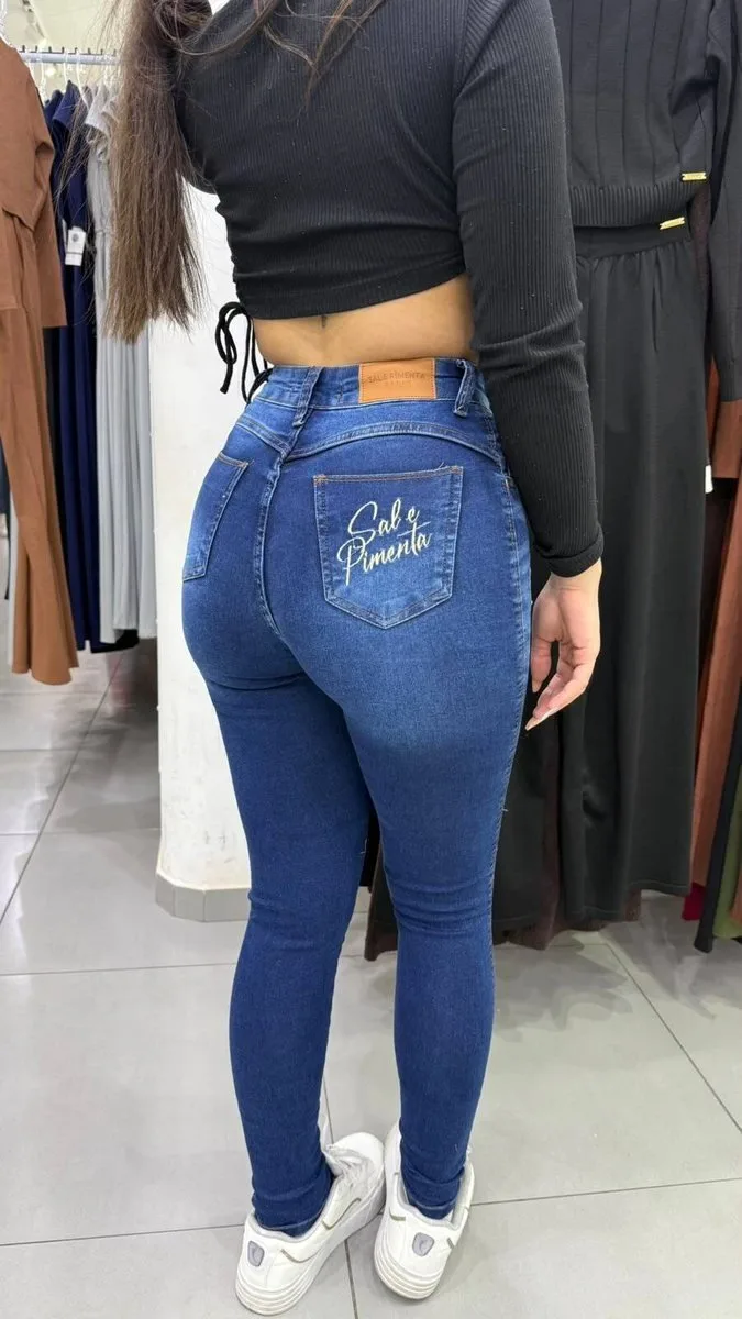 Calça Jeans Sal e Pimenta Lavagem Escura Com a Frente Mais Clara Bordado Nude e Botão Dourado - foto 2