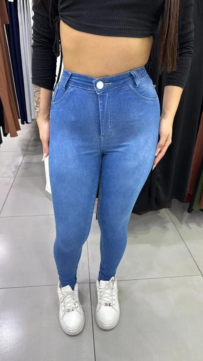 Calça Jeans Sal e Pimenta Lavagem Tradicional Com Tons Mais Claros Bordado Branco e Botão Branco - foto 1