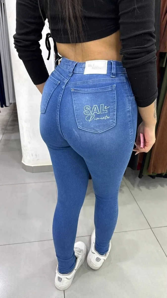 Calça Jeans Sal e Pimenta Lavagem Tradicional Com Tons Mais Claros Bordado Branco e Botão Branco - foto 2
