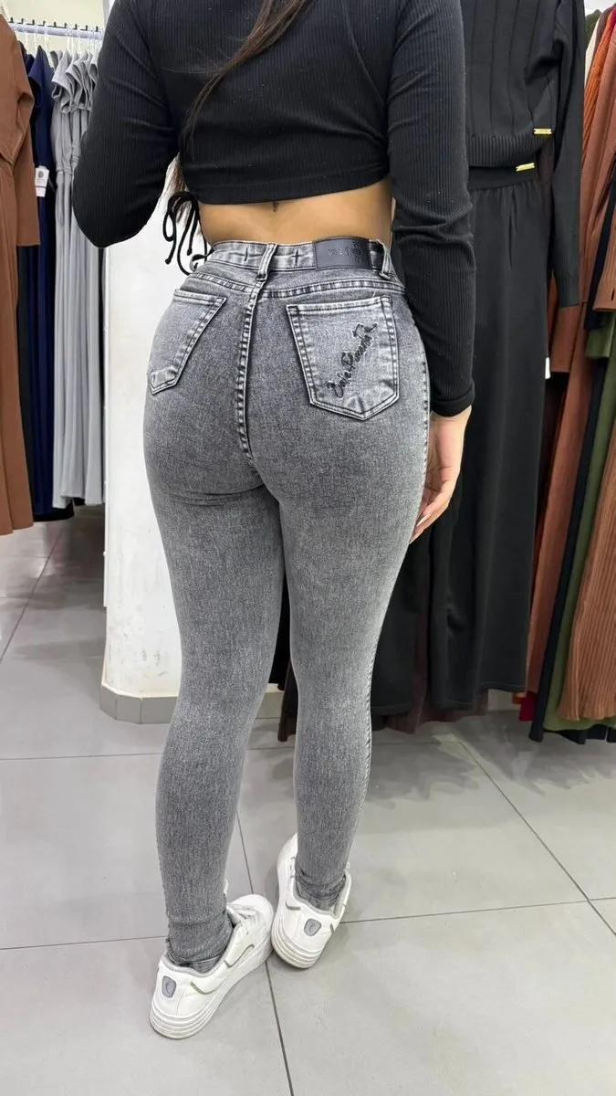 Calça Jeans Sal e Pimenta Lavagem Gravite Bordado Preto e Botão Preto - foto 2