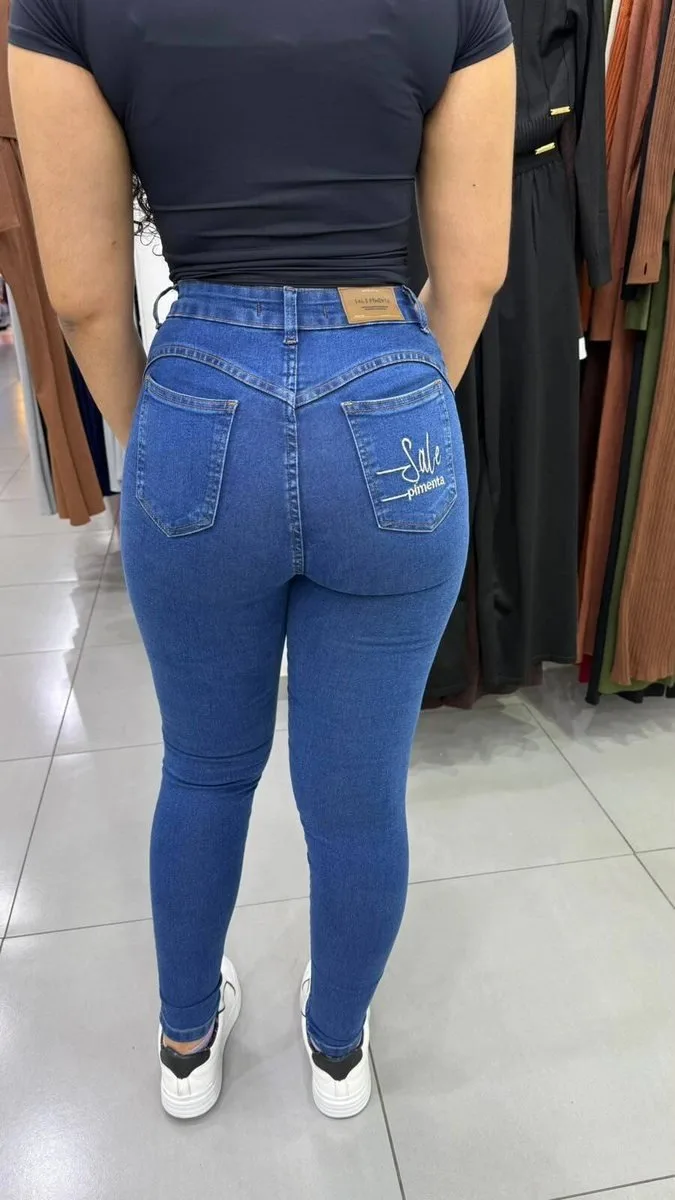Calça Jeans Sal e Pimenta Lavagem Escura Com Detalhe de Rasgo Bordado Nude e Botão Dourado - foto 2