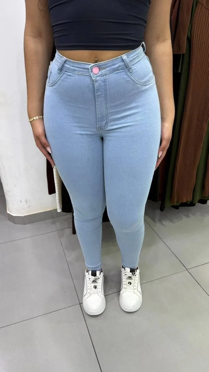 Calça Jeans Sal e Pimenta Lavagem Clara Bordado Rosa e Botão Rosa - foto 1