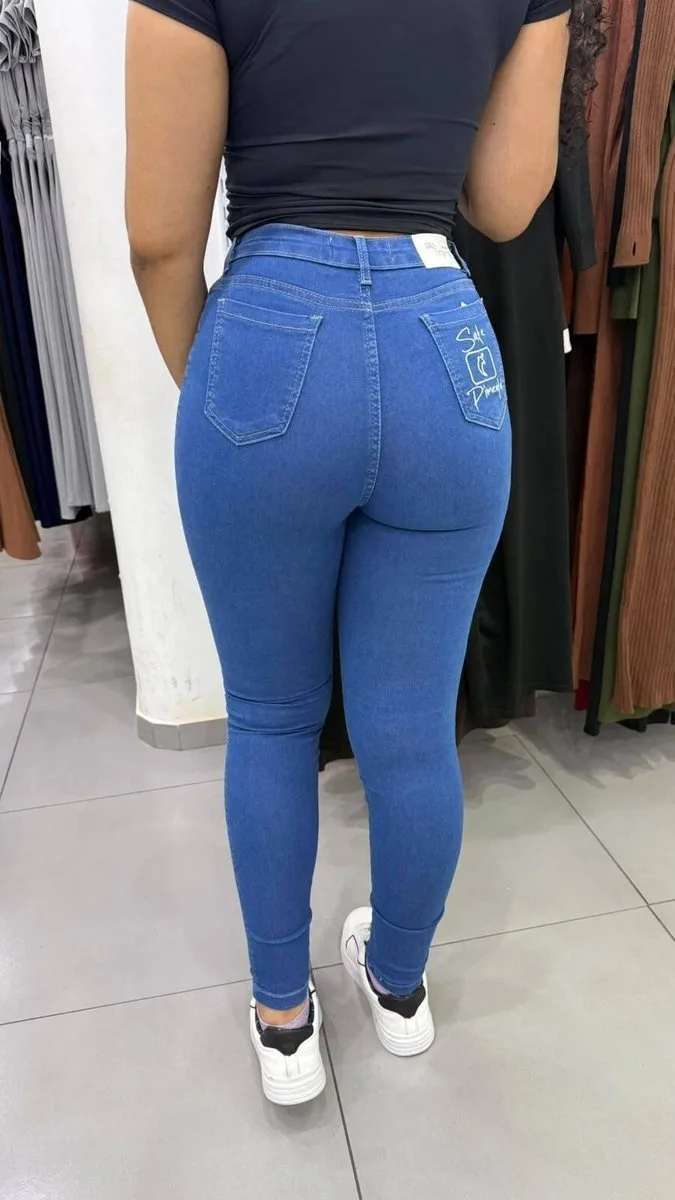 Calça Jeans Sal e Pimenta Lavagem Tradicional Com Bordado Branco e Pimenta Branca - foto 2