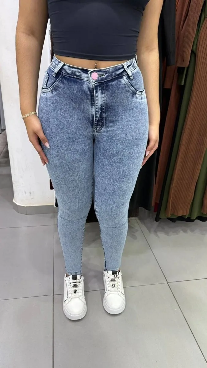 Calça Jeans Sal e Pimenta Lavagem Clara Marmorizada Bordado Rosa e Botão Rosa - foto 1