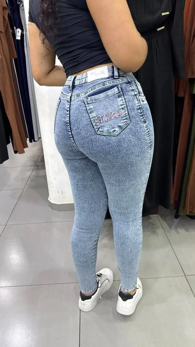 Calça Jeans Sal e Pimenta Lavagem Clara Marmorizada Bordado Rosa e Botão Rosa - foto 2