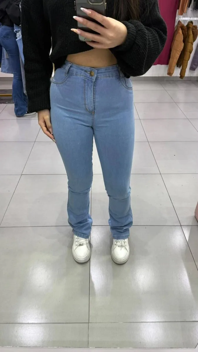 Calça Jeans Flare Lavagem Clara e Botão Bronze Peg Vest - foto 1