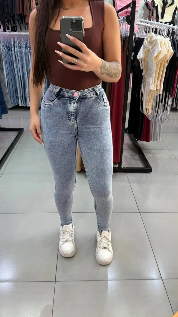 Calça Jeans Sal e Pimenta Azul Marmorizado Prime Botão Rosa e Escrita Rosa - foto 1