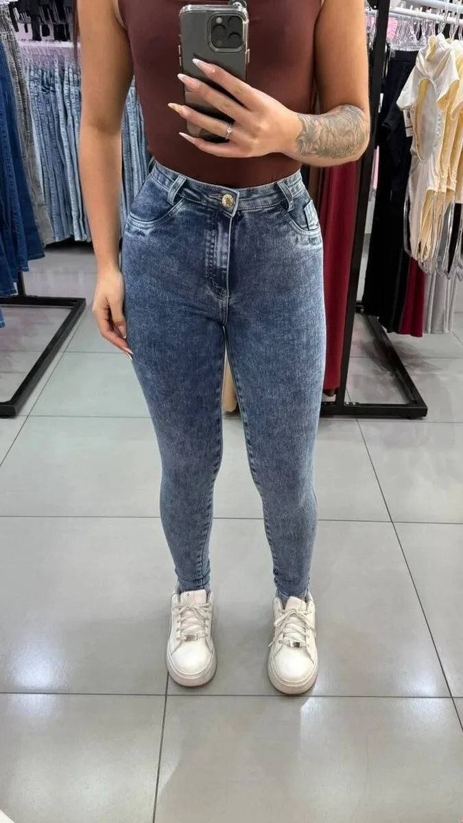 Calça Jeans Sal e Pimenta Gold Wash Botão Dourado e Escrita Dourada - foto 1