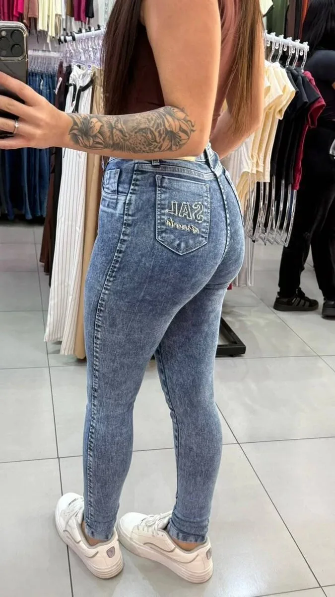 Calça Jeans Sal e Pimenta Gold Wash Botão Dourado e Escrita Dourada - foto 2