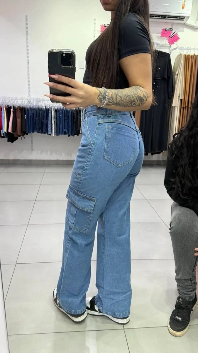 Calça Jeans Wide Cargo Lavagem Azul Mar Com Botão Preto/Branco - foto 2
