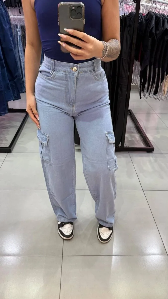 Calça Jeans Wide Cargo Lavagem Azul Claro Com Botão Dourado - foto 1