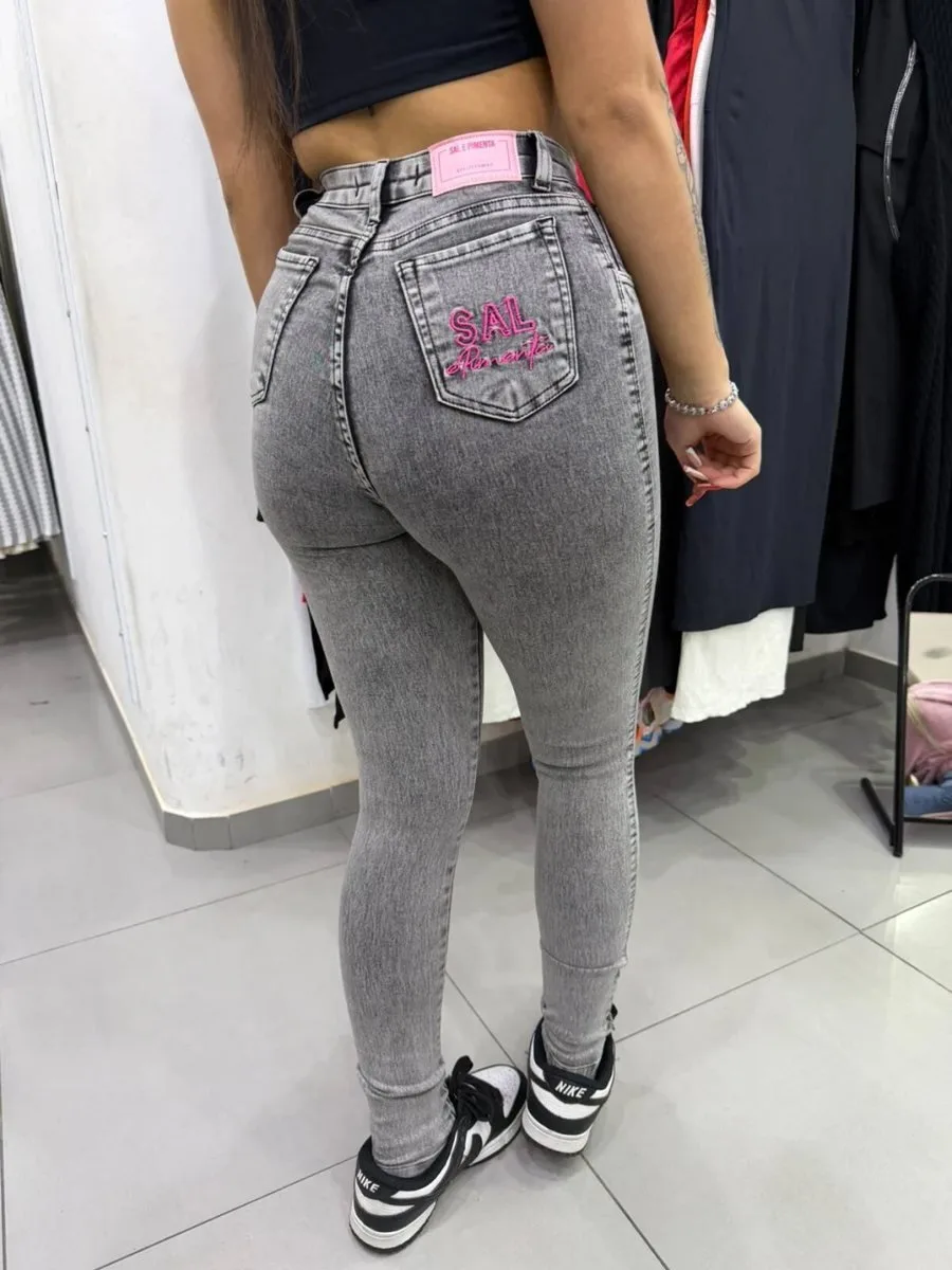 Calça Jeans Sal e Pimenta Efeito Grafite Claro Botão Rosa e Escrita Rosa - foto 2