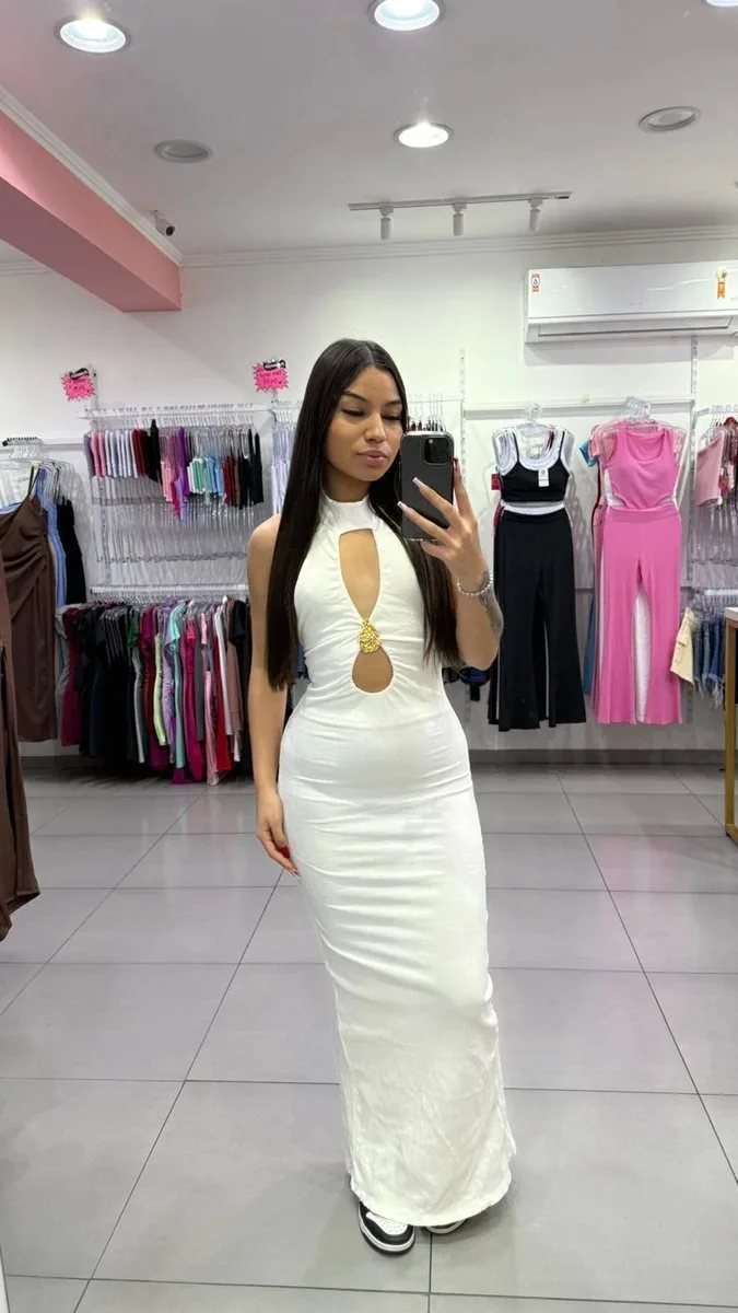 Vestido Longo Branco Vazado Com Detalhe Dourado - foto 1