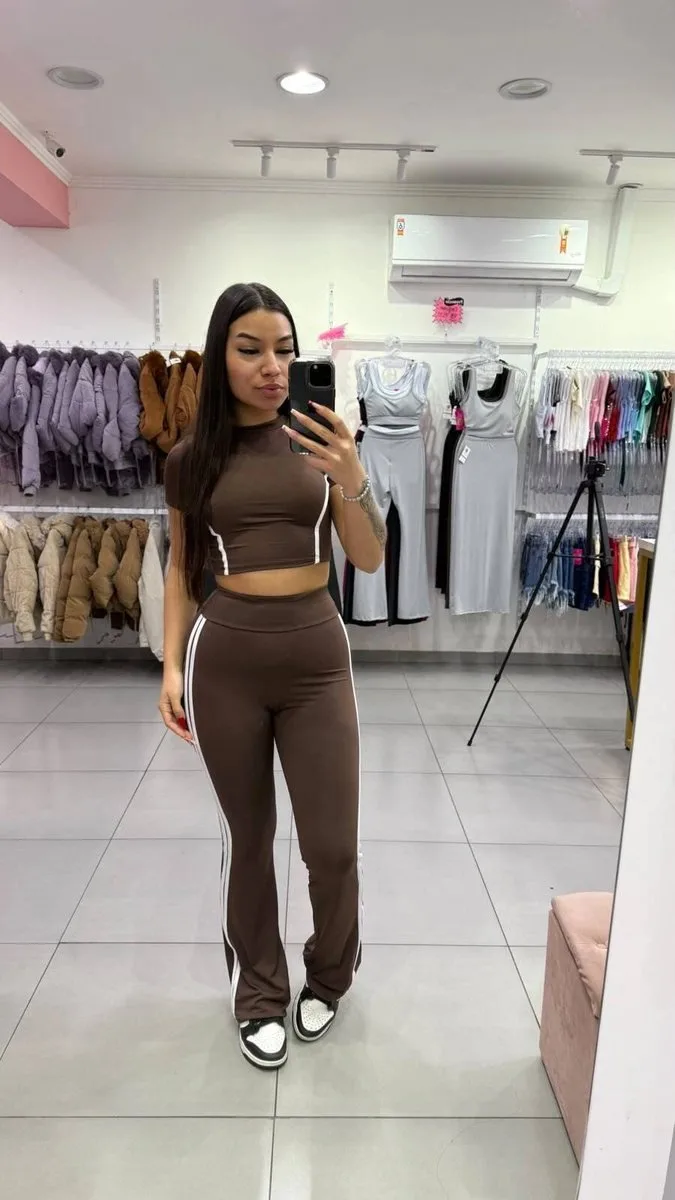 Conjunto Urban Suplex Manga Curta Marrom Com Linha Branca e Calça Flare - foto 1