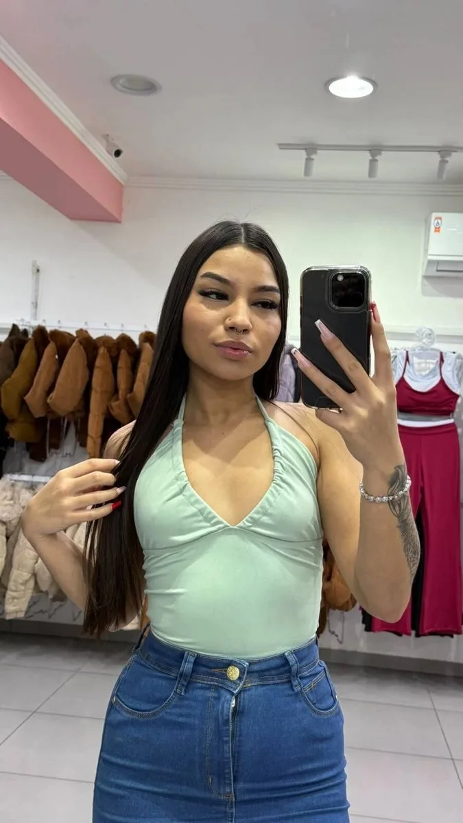 Cropped Poliamida Abertura Nas Costas E Detalhe Amarrar Pescoço Verde - foto 1
