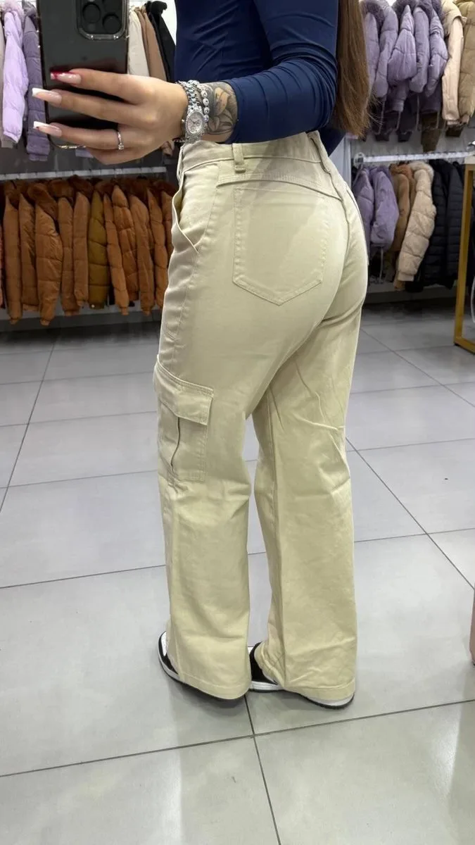 Calça Jeans Wide Cargo Nude Botão Dourado Detalhe Preto - foto 2