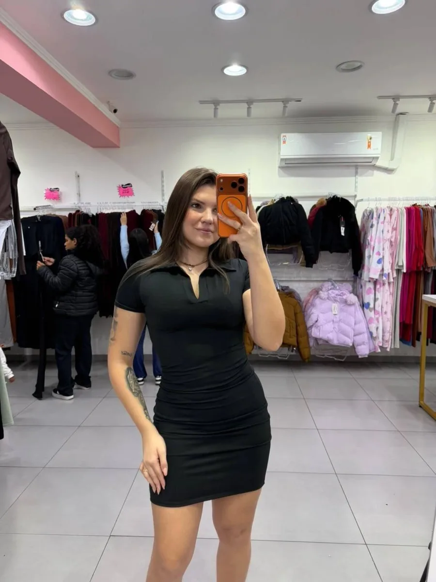 Vestido Suplex Curto Preto Com Gola V e Manga Curta - foto 1