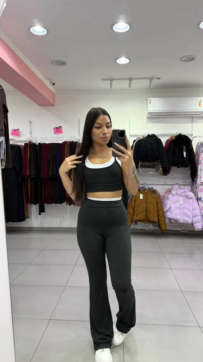Conjunto Em Suplex Cropped Preto com Branco Calça Flare Preto - foto 1