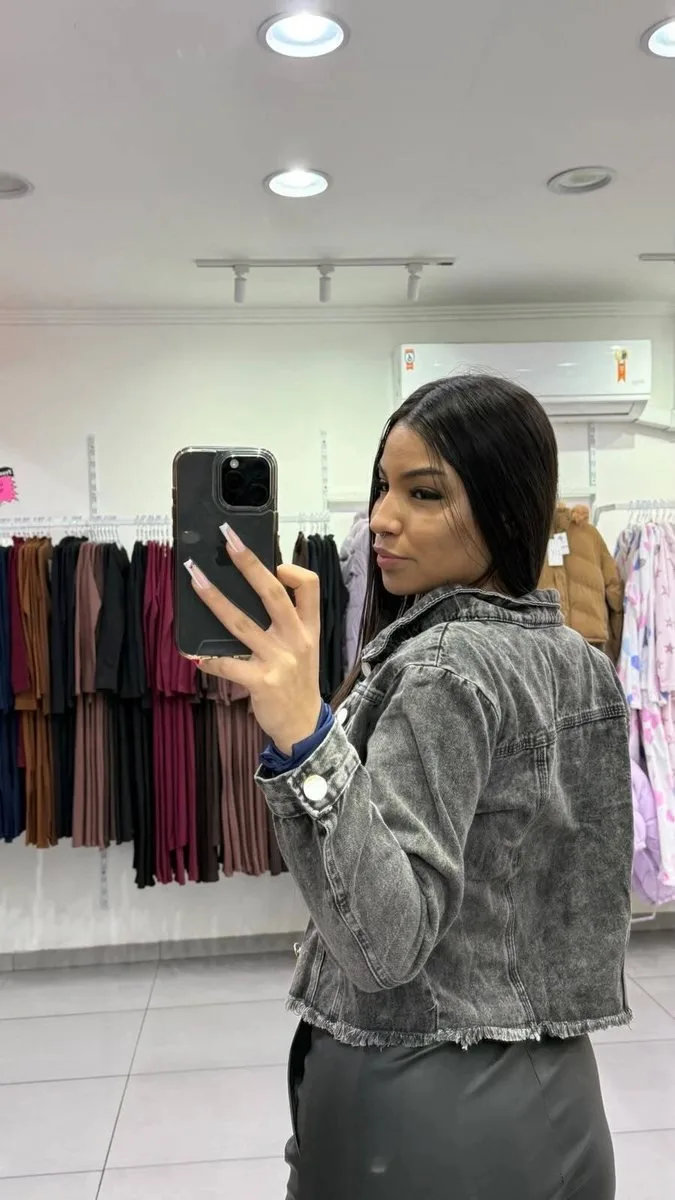 Jaqueta Jeans Lavagem Escura Preta Com Rasgos Botão Branco Com Detalhe Dourado - foto 2