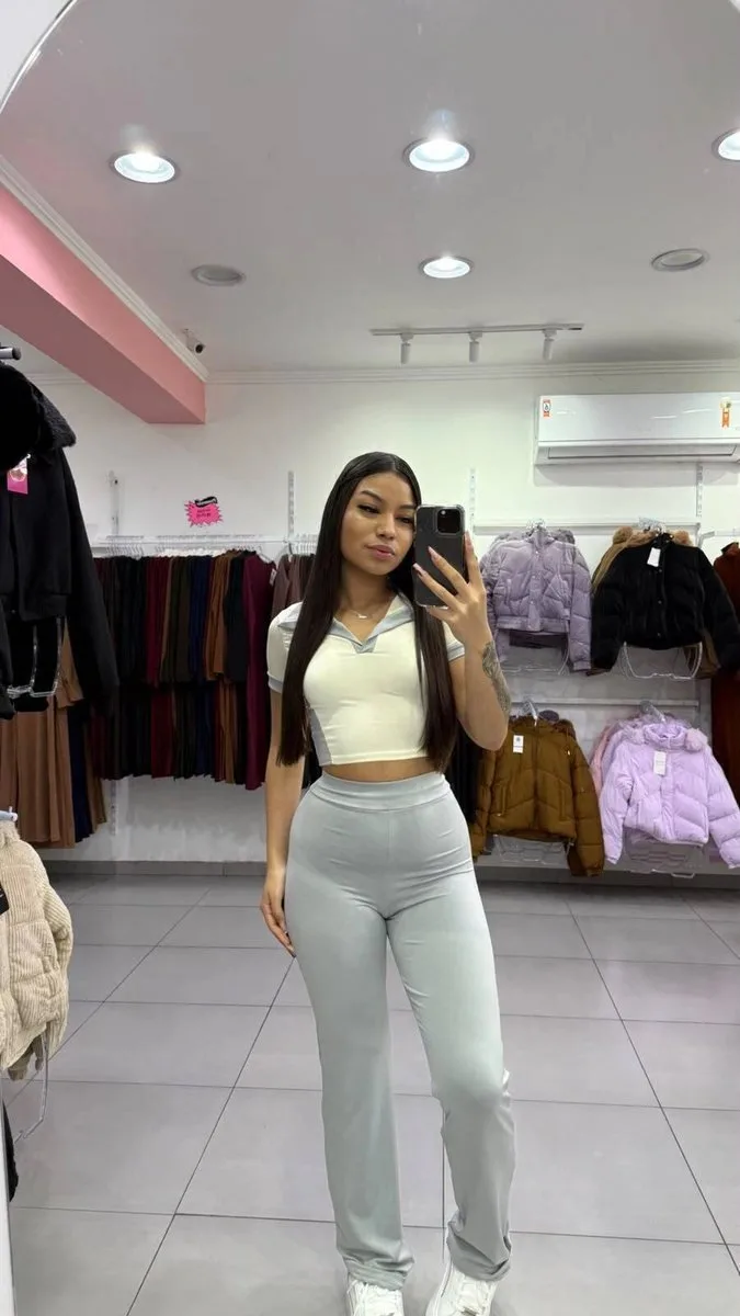 Conjunto Em Suplex Cropped Gola polo E Calça Flare Cinza Com Off White - foto 1