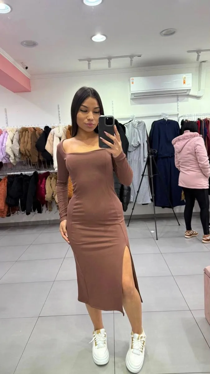 Vestido Canelado Térmico Midi Com Manga Longa E Fenda Lateral Marrom Claro - foto 1