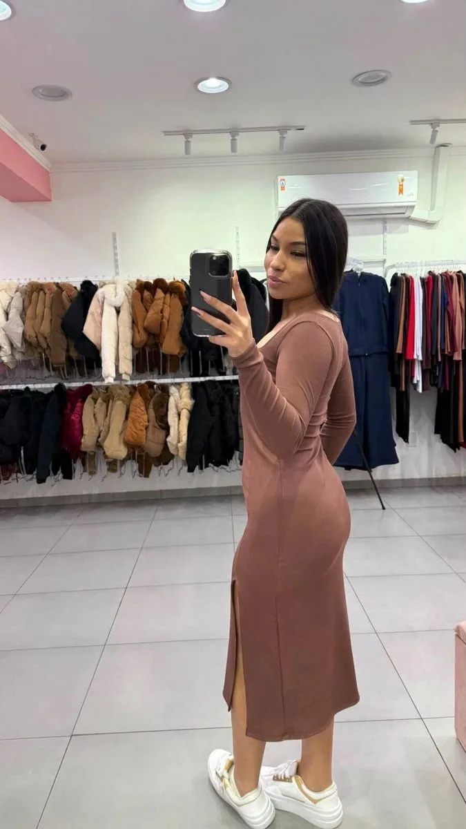 Vestido Canelado Térmico Midi Com Manga Longa E Fenda Lateral Marrom Claro - foto 2