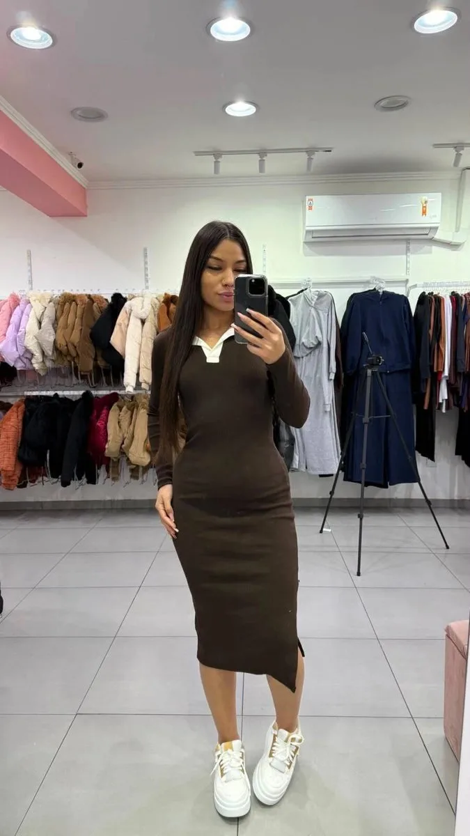 Vestido Canelado Mídi Com Gola Polo Marrom Escuro - foto 1