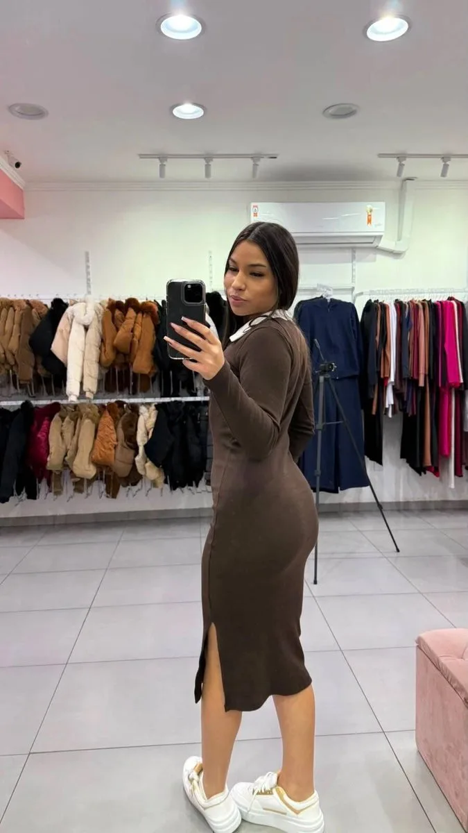Vestido Canelado Mídi Com Gola Polo Marrom Escuro - foto 2