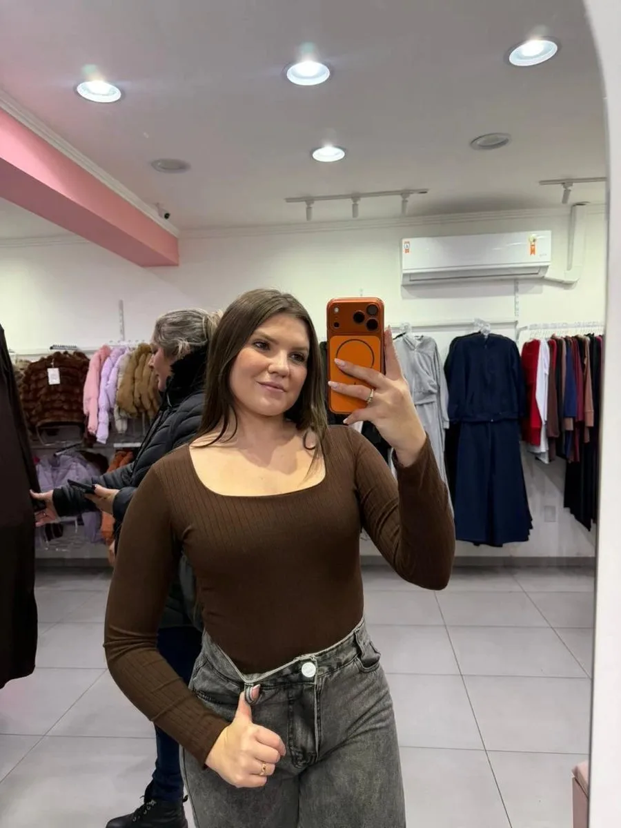 Body Canelado Fino Manga Longa Gola Quadrada Marrom - foto 1