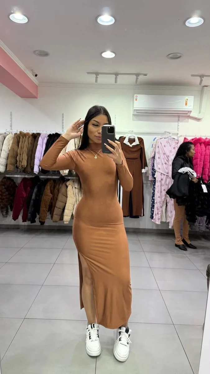 Vestido Suplex Longo/Midi Com Fenda E Gola Marrom Claro - foto 1